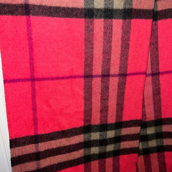 Burberry Cashmere Scarf. - Picture 4 of 5